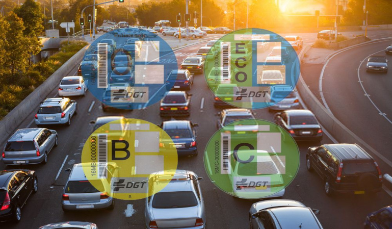 Las nuevas etiquetas de la DGT llegan en julio ¿Qué cambia?