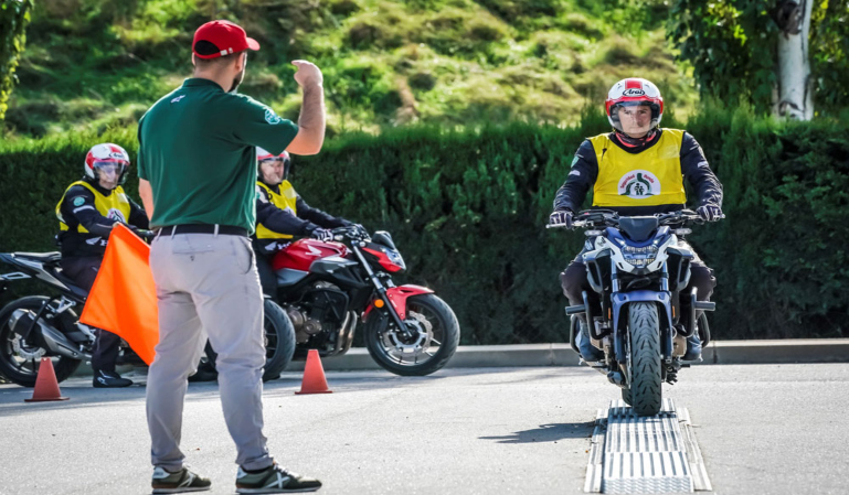 Qué carné necesito, AM, A1 ó A2, si quiero empezar a moverme en moto