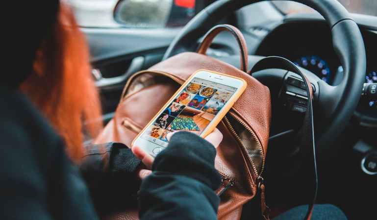 ¿Cuándo y por qué te pueden multar por usar el móvil conduciendo?