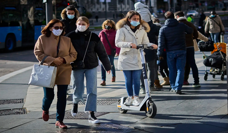La DGT lanza una campaña de multas de 200 euros a bicis y patinetes