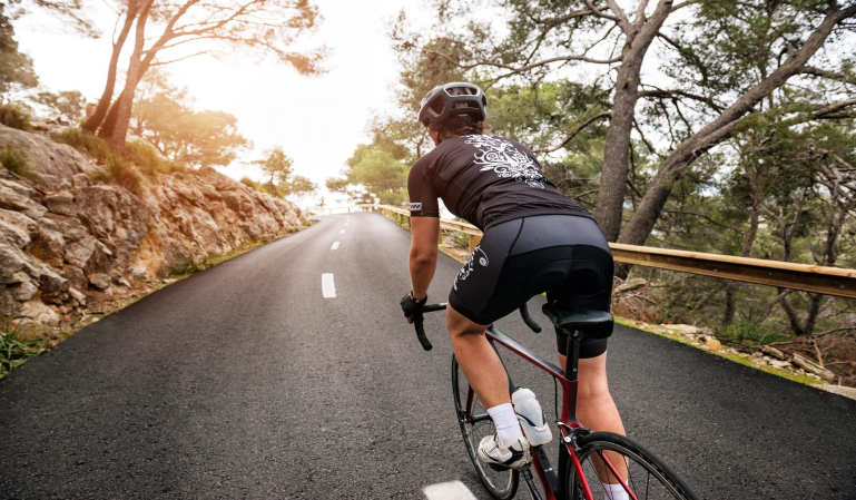 Aprobada la nueva norma de la DGT para adelantar a los ciclistas