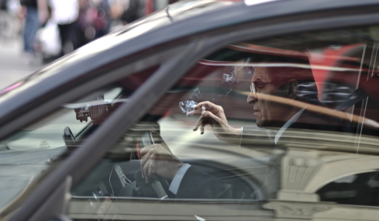 El Gobierno prohibirá fumar en los coches ¿Cuándo entra en vigor?