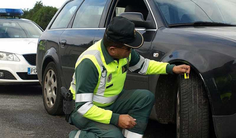 Le multan por llevar los neumáticos desgastados ¡Dos veces y cada rueda!