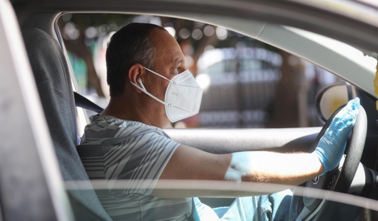 Desescalada: ¿me pueden multar por no llevar la mascarilla en el coche?