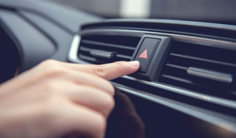 ¿Sabes que te pueden multar si usas mal las luces de emergencia?