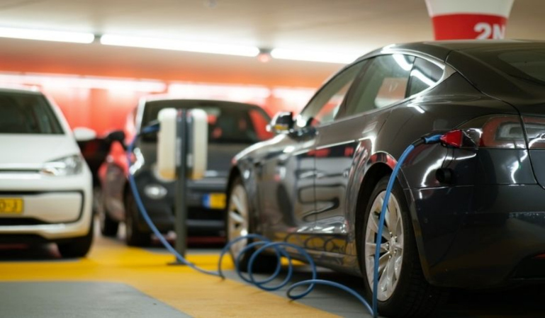 ¿Qué pasa y cómo es la ITV de los coches eléctricos e híbridos?