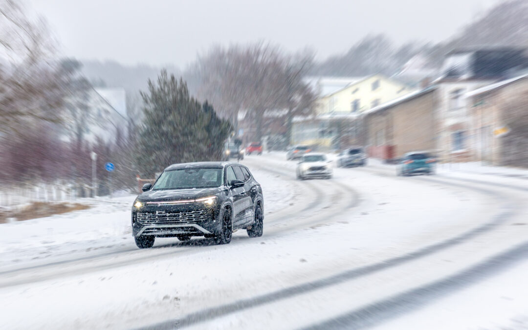 Adelantar con mal tiempo en España: la nueva norma DGT 2026 que puede cambiar tu forma de conducir