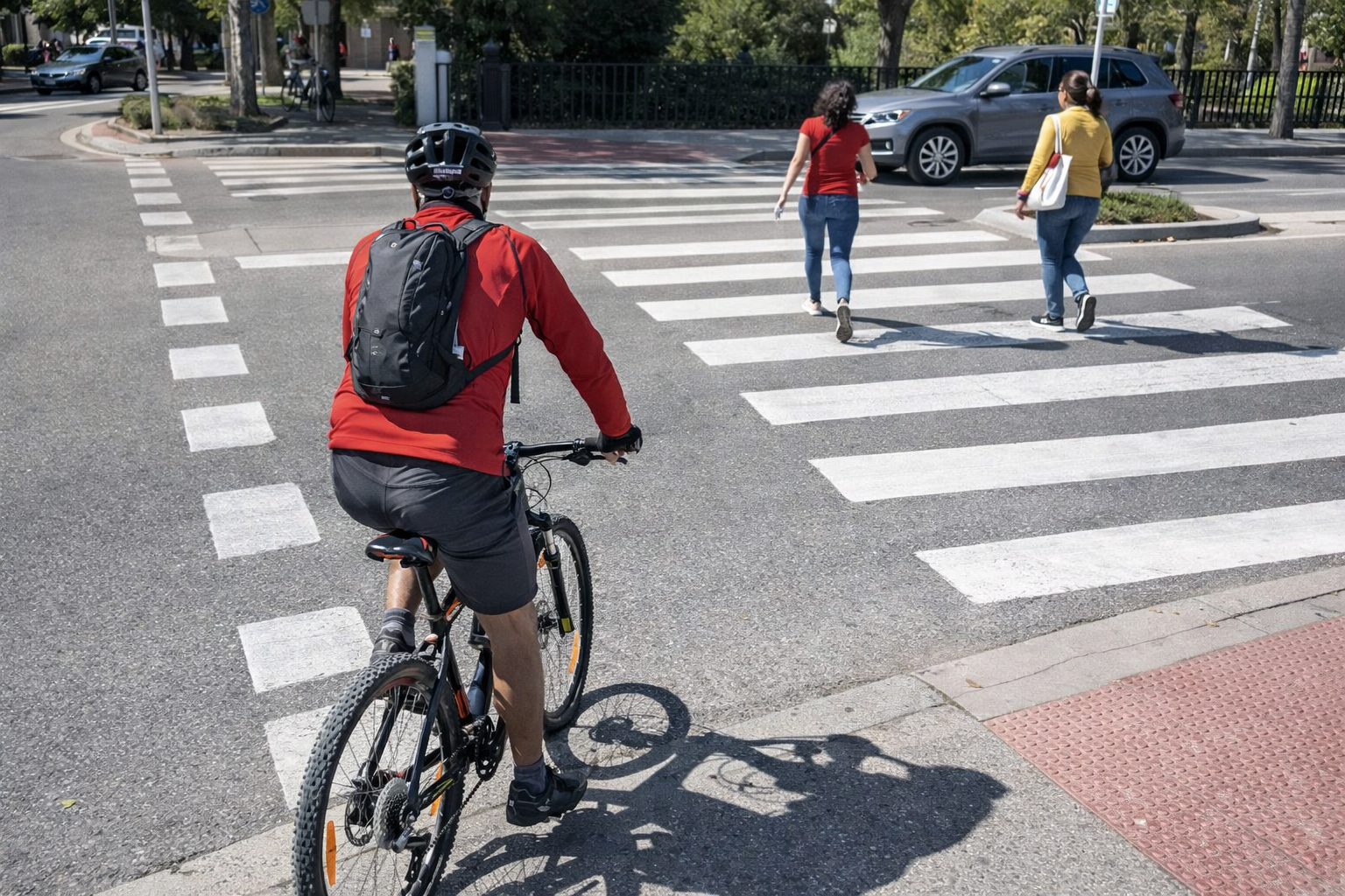 ciclista paso de peatones