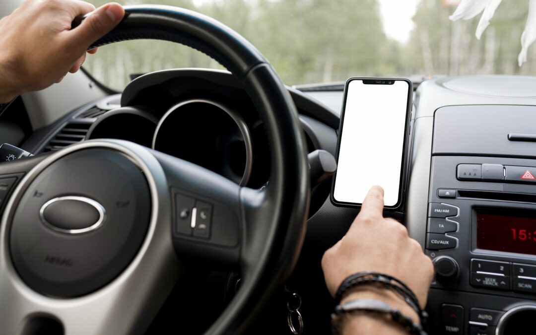 ¿Te pueden multar por usar el móvil parado en un semáforo? Multa, normativa y cómo recurrir