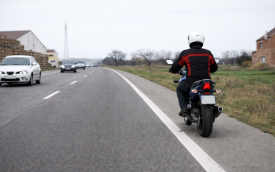 ¿Una moto puede circular por el arcén en caso de atasco? Lo que dice la ley en 2026