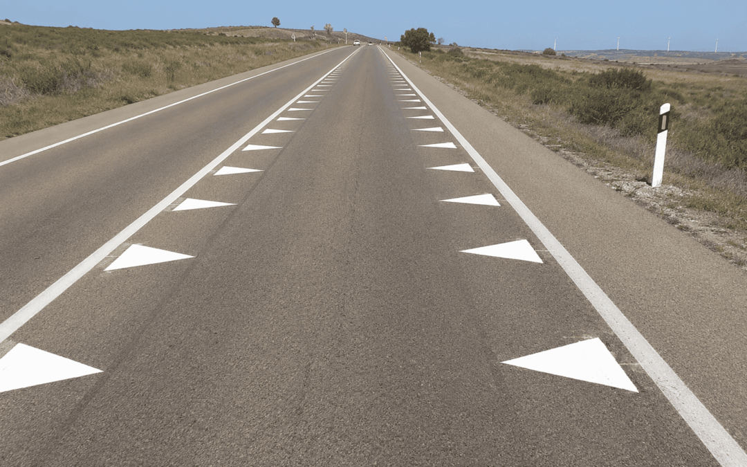 Dientes de dragón, líneas verdes y otras marcas viales nuevas de la DGT: qué significan y qué hacer si te multan